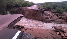 Chuvas rompem ponte e isolam Piranhas (AL) de Canindé (SE)