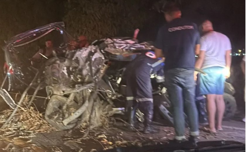 Uma pessoa morre em colisão de carro contra árvore