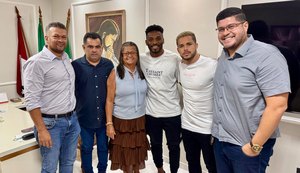 Em meio à crise no CSE, prefeita recebe jogadores e garante transparência sobre repasses