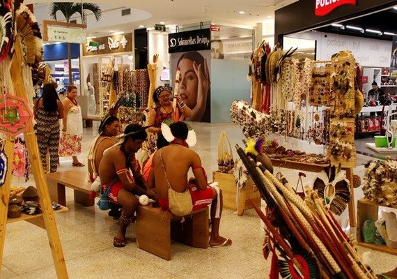 Exposição em shopping leva arte indígena para população de Alagoas