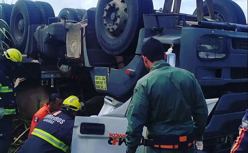 Motorista de caminhão fica preso às ferragens após veículo capotar em Campo Alegre