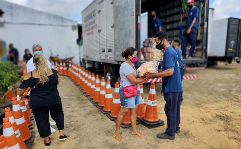 Entrega de cestas básicas no Benedito Bentes vai até o dia 3