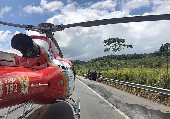 Casal morre em rodovia após colisão entre moto e carro na BR-104 em Murici
