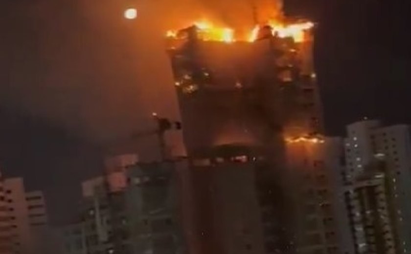 Vídeo: incêndio em Recife atinge prédio em construção
