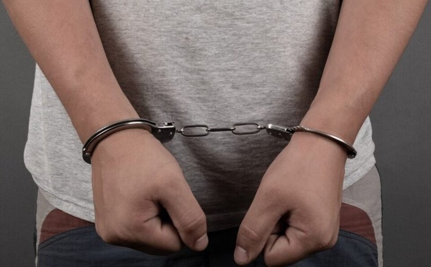 Jovem denunciado por violência doméstica é preso em flagrante por tráfico de drogas