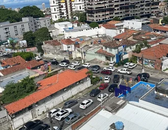 Interdição em trecho do Jaraguá para demolição de prédio causa congestionamentos em Maceió