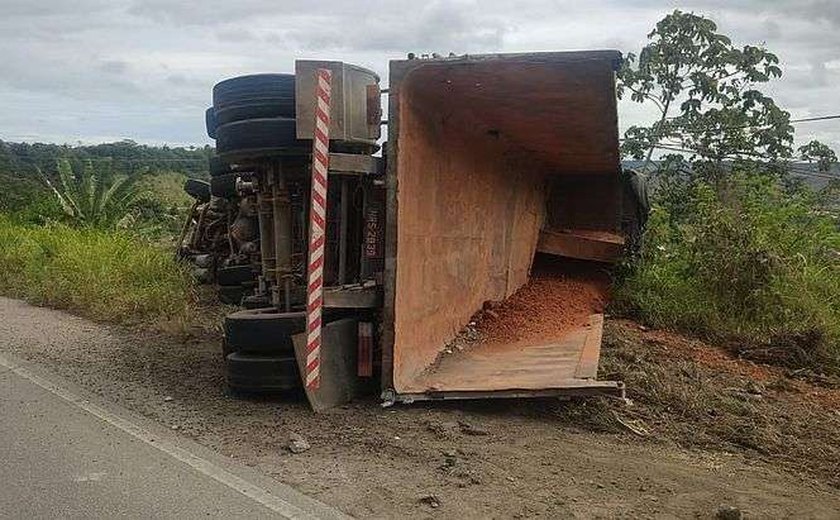 Caminhão colide em poste na AL-105 e tomba em seguida