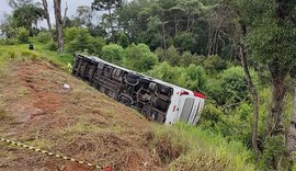 Sete pessoas morrem e outras 22 ficam feridas em tombamento de ônibus no Paraná