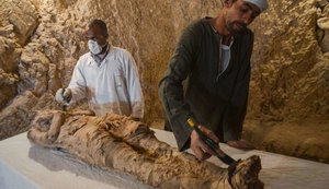 Arqueólogos egípcios descobrem múmia que pode ter três mil anos