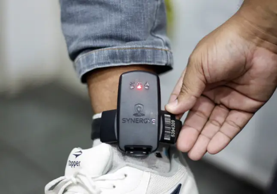 Suspeito de tráfico usa papel filme na tornozeleira eletrônica para burlar rastreamento