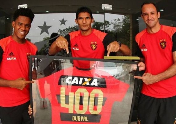 Zagueiro Durval recebe camisa comemorativa por 400 jogos no Sport