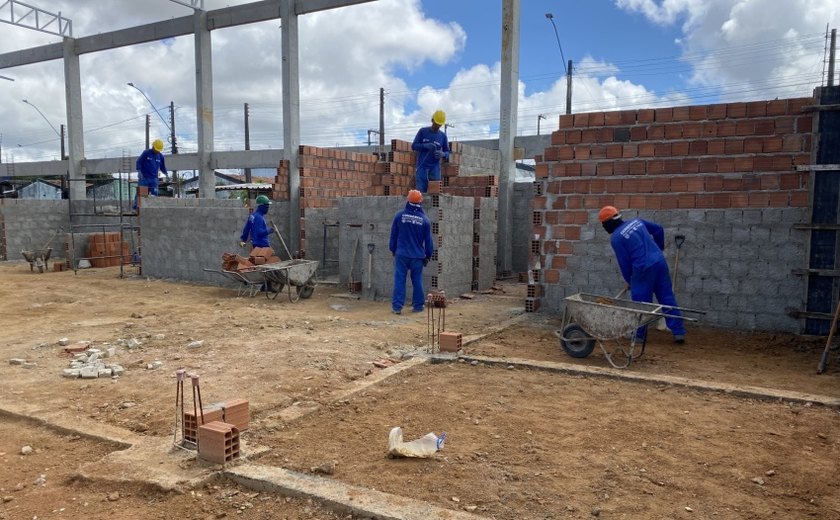 Construção dos boxes marca nova etapa da obra do Mercado Público do Jacintinho