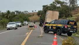 Motociclista morre após colidir na traseira de carreta na BR-316, no Agreste