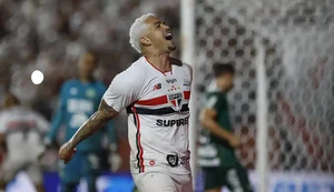 São Paulo vence Chapecoense e assume liderança isolada do Brasileiro
