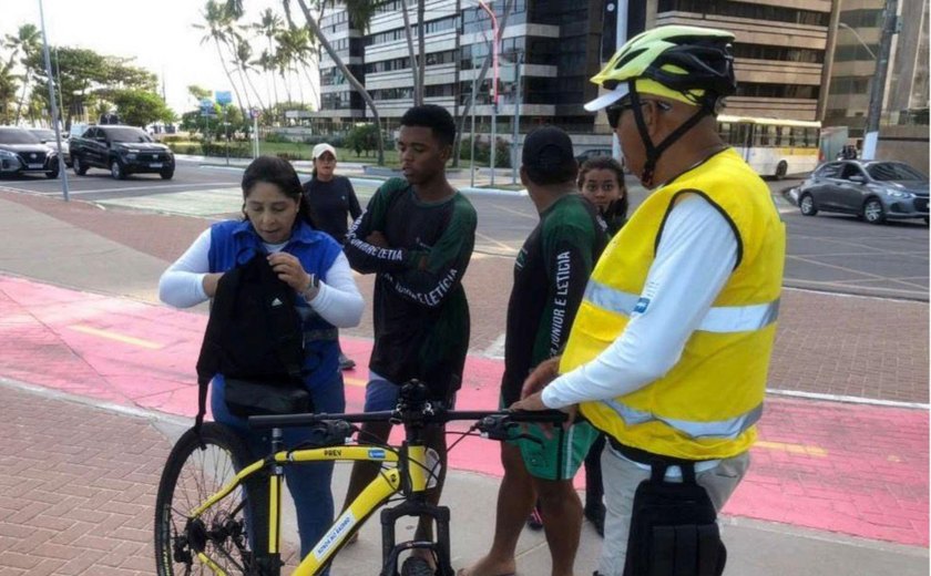 Equipe do Ronda no Bairro recupera bolsa furtada na orla de Ponta Verde