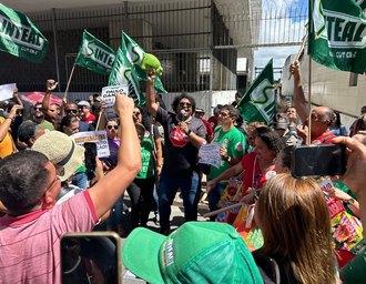 Ato do Sinteal na porta da Sefaz marca mais um dia de Greve na Educação
