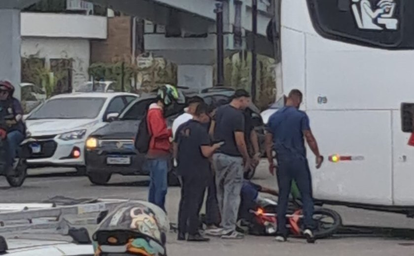 Acidente entre moto e ônibus em frente à Ufal causa lentidão no trânsito da região