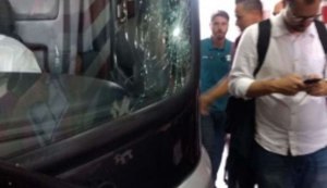 Ônibus do Corinthians é vandalizado em chegada ao Morumbi