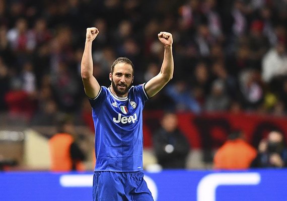 Com passes de Daniel Alves e gols de Higuaín, Juventus vence o Monaco
