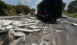 Caminhão bate em canteiro central e motorista é socorrido com lesões graves na BR-101