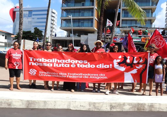 Manifestação na orla marca Dia do Trabalhador
