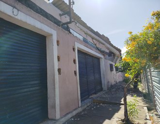 Vídeo: teto do Mercado de Jaraguá desaba durante obras de requalificação, mas não deixa feridos