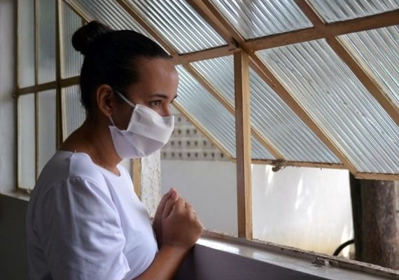 Pacientes tratados em casa devem redobrar cuidados, orienta infectologista