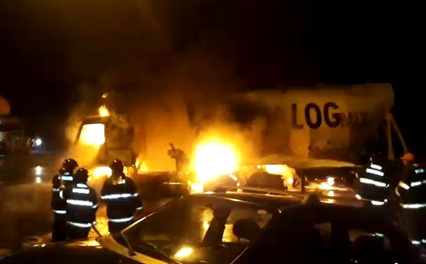 Colisão entre carreta e caminhão provoca incêndio na parte alta de Maceió