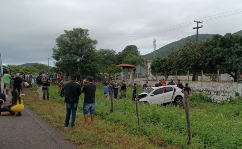 Acidente entre carro e van mata duas pessoas e deixa outras feridas em Água Branca