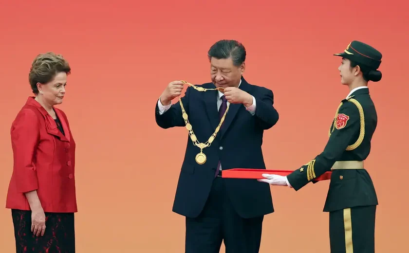 Ex-presidente Dilma recebe medalha do presidente chinês Xi Jinping