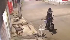 Duas mulheres são assaltadas na porta de casa por criminoso em motocicleta