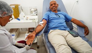 Doador alagoano realiza 60ª doação de sangue e recebe homenagem no Hemoal