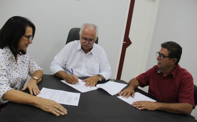 Prefeito oficializa cessão de prédio para vereadores em Arapiraca