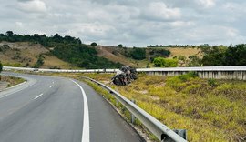 Motorista de caminhão tanque perde controle e sai da pista em Junqueiro