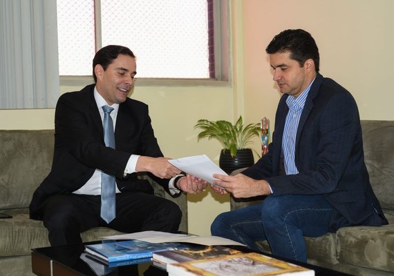Prefeito sanciona Lei que isenta tributos do Pinheiro, Mutange e Bebedouro
