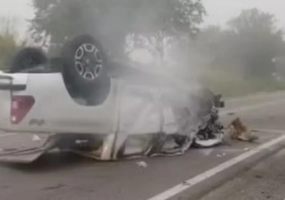 Colisão entre carro de passeio e caminhonete resulta na morte de três pessoas na BR-235, em Sergipe