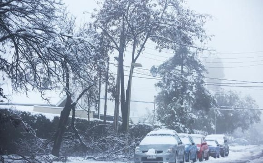 Mais de 71 mil casas seguem sem luz após forte nevasca na capital do Chile