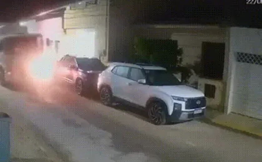 Caminhão de coleta de lixo perde controle e atinge carro estacionado em Maragogi
