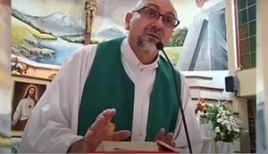 Padre reflete sobre a morte e a importância da fé pouco antes de morrer durante missa no Equador; cruz caiu em sua cabeça
