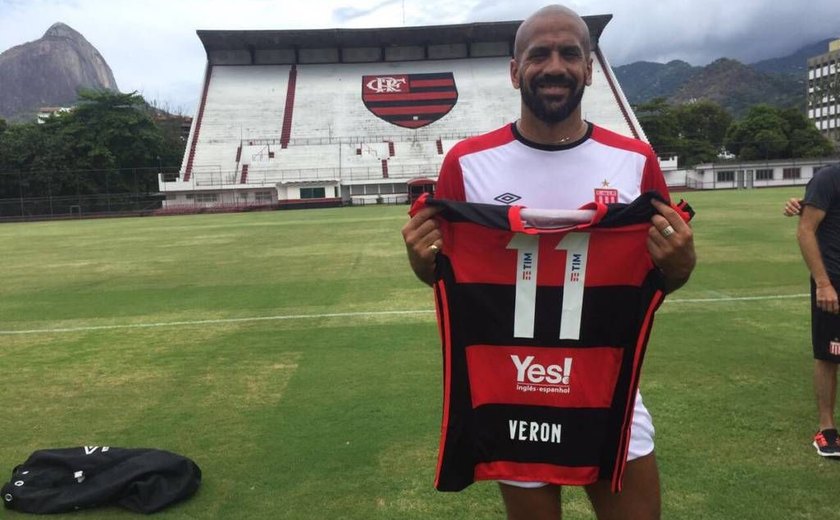 Adversário do Botafogo na Libertadores, Verón ganha camisa do Flamengo