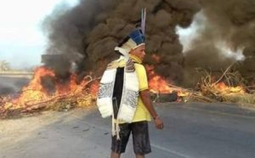 Povos indígenas alagoanos bloqueiam rodovias em protesto contra portaria