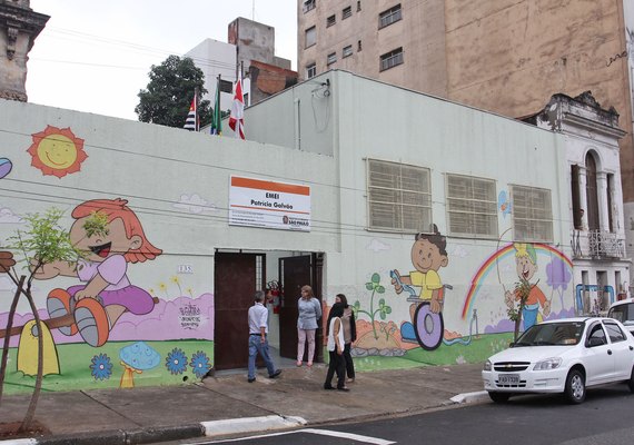 Ato em SP critica uso de escola pública em filme contra Paulo Freire