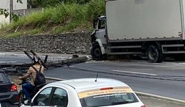 Caminhão perde freio, derruba poste e deixa passageiros presos em veículos na Leste-Oeste