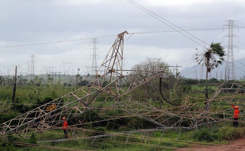 Com queda de torre de energia, rodovia no Ceará permanece interditada