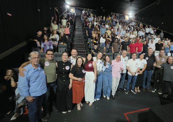 Senador Renan Calheiros acompanha exibição do documentário “Anatomia do Caos” em Arapiraca, ao lado de Yale Fernandes e do prefeito Luciano Barbosa