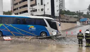 Ônibus da Prefeitura de Teotônio Vilela bate em poste na Leste-Oeste e fiação cai em cima do veículo