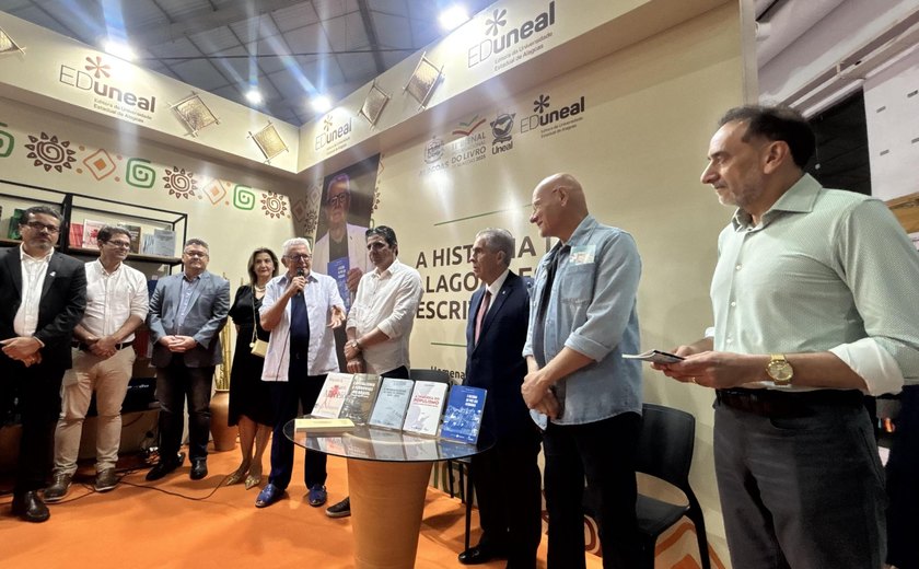 Homenagem a Douglas Apratto marca abertura da Bienal do Livro 2025 no estande da Eduneal