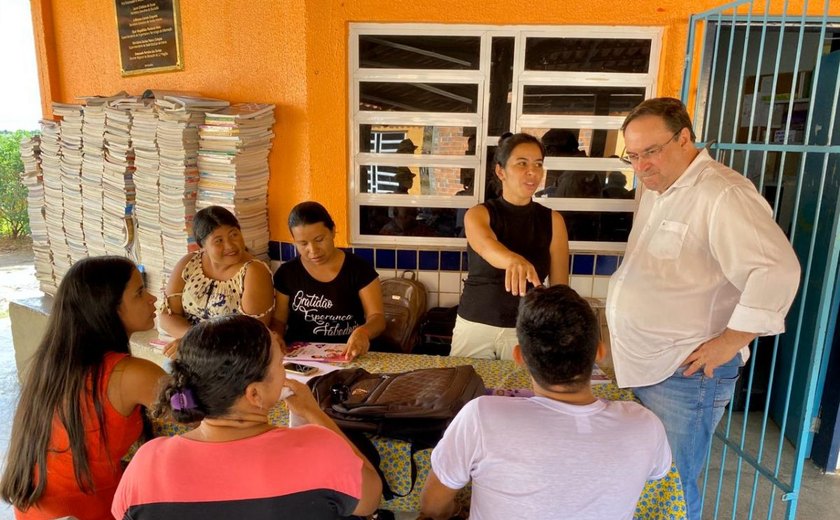 Luciano Barbosa visita escolas indígenas em Pariconha
