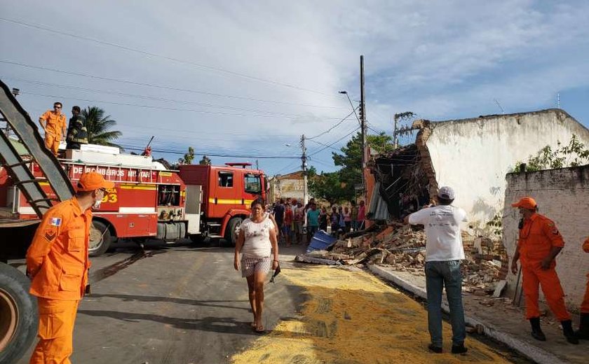 Carreta desgovernada invade estabelecimento comercial em Igaci