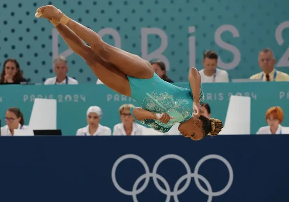 Rebeca é ouro no solo e vira maior medalhista olímpica do Brasil